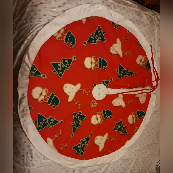 NEW 47" Christmas Tree Skirt - red, green & gold w/white fur trim - Picture 1 of 8